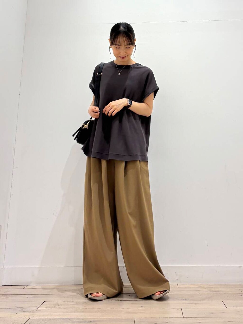 ブラック系のショルダーバッグ、ベージュ系のサンダル、ベージュ系のその他パンツを着用したレディースの夏コーディネートの2枚目の写真