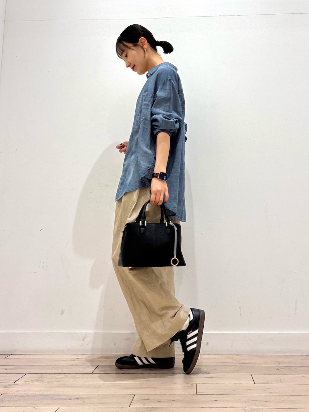 ホワイト系のタンクトップ、ブルー系のシャツ/ブラウス、ベージュ系のその他パンツを着用したレディースの春コーディネートの3枚目の写真