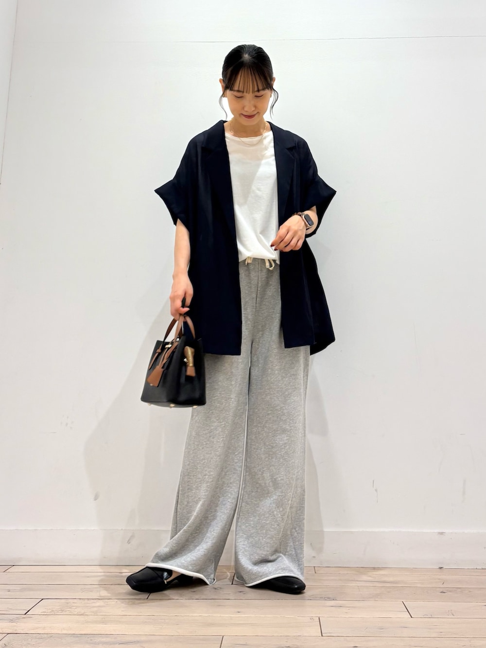 「ジャケット、ジャケットスタイル、ジャケットコーデ、SONNYLABEL、SonnyLabel、スウェット、スウェットパンツ、スウェットコーデ」｜「URBAN RESEARCHのシアーハーフスリーブジャケット（その他アウター、ブラック系）」を使った、amiさん（骨格ストレート・レディース・160cm）の夏コーディネートの2枚目の写真