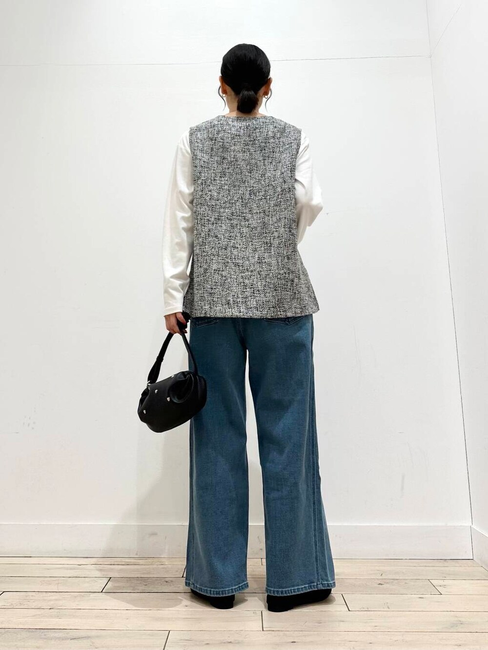 ブラック系のその他アウター、ブラック系のバレエシューズ、ホワイト系のTシャツ/カットソーを着用したレディースの冬コーディネートの4枚目の写真