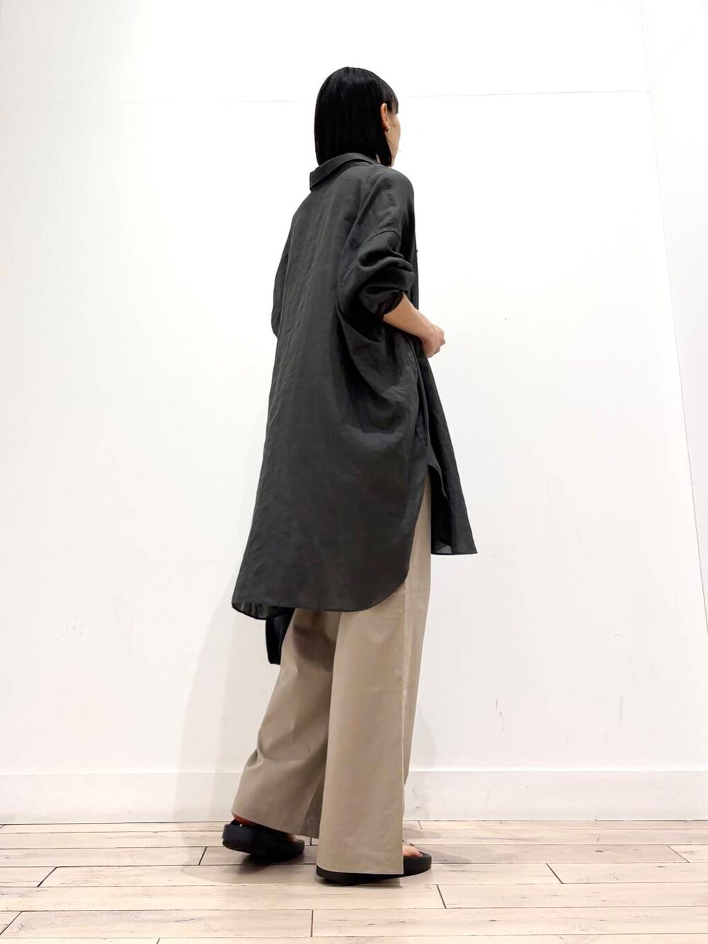 ベージュ系のその他パンツ、グリーン系のシャツ/ブラウス、ブラック系のショルダーバッグを着用したレディースの夏コーディネートの3枚目の写真