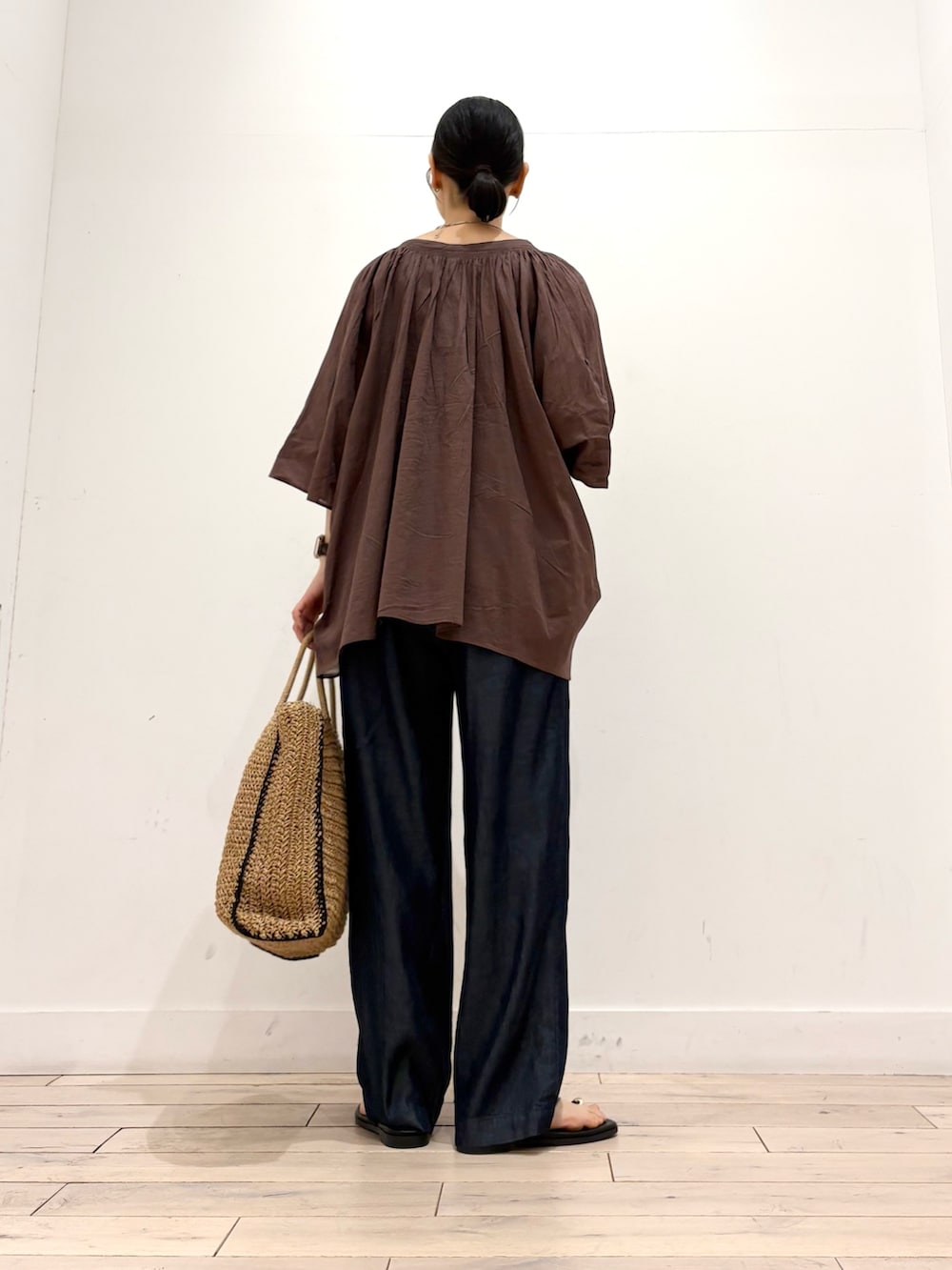 ブラウン系のシャツ/ブラウス、ブルー系のデニムパンツ、ベージュ系のトートバッグを着用したレディースの夏コーディネートの4枚目の写真