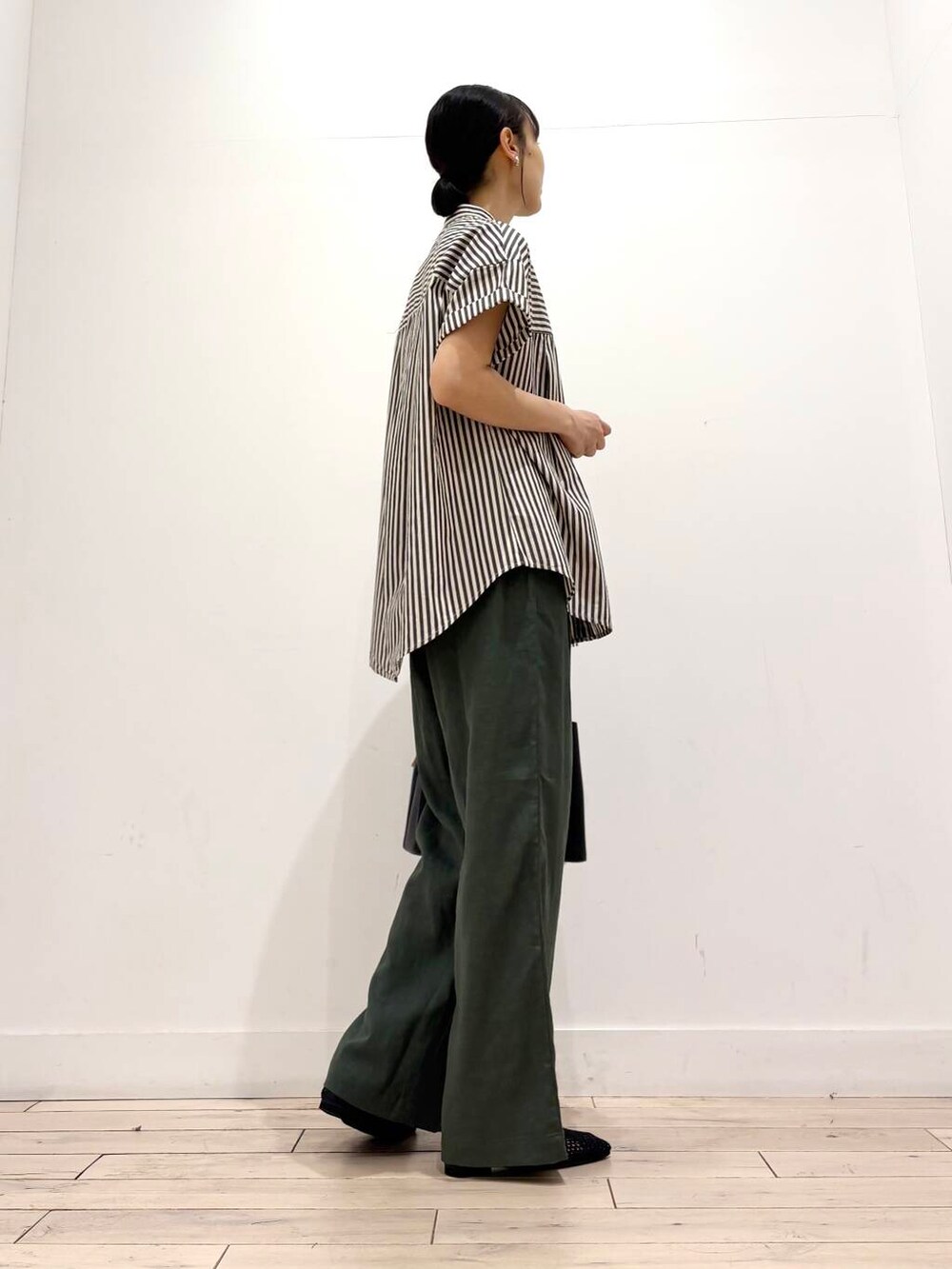 ブラック系のトートバッグ、ブラック系のバレエシューズ、ブラック系のシャツ/ブラウスを着用したレディースの夏コーディネートの4枚目の写真