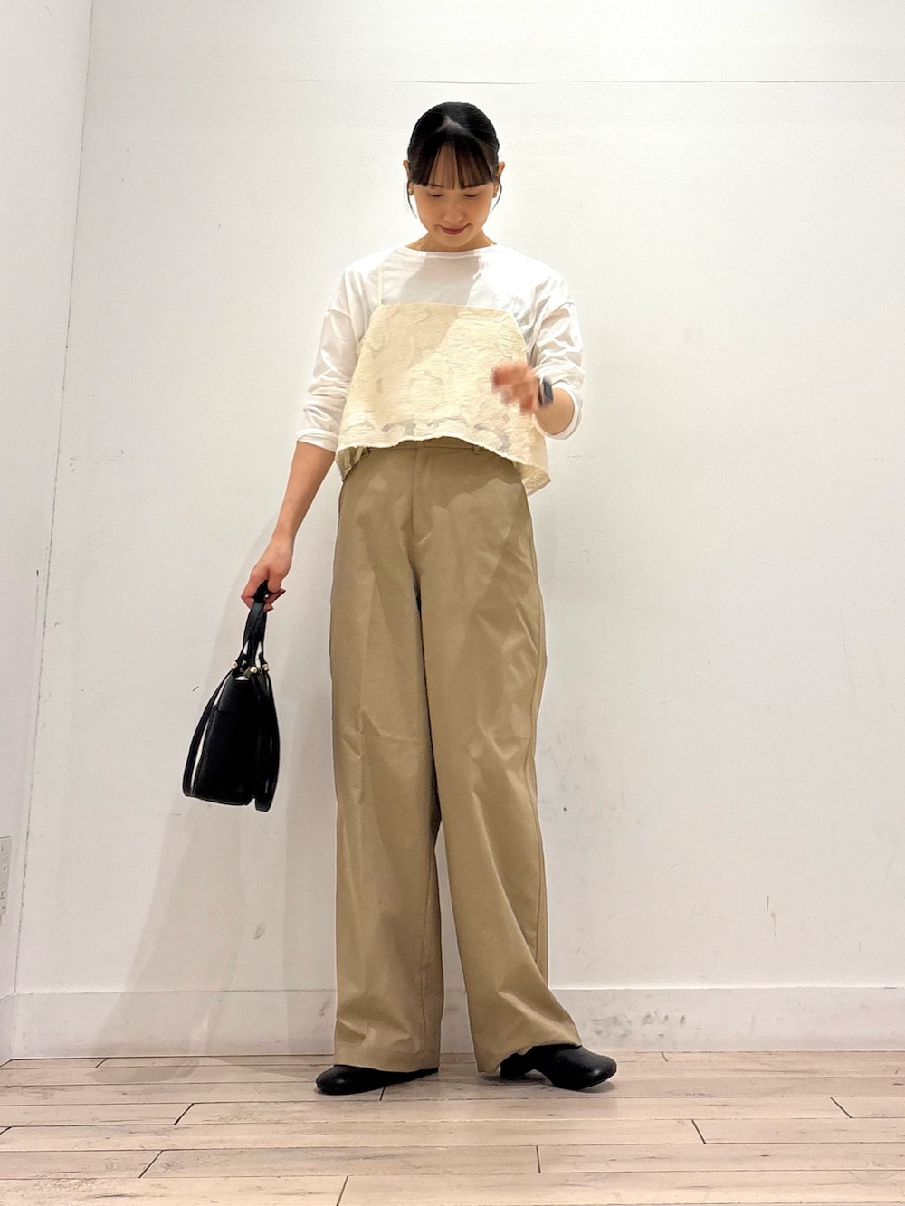 ホワイト系のTシャツ/カットソー、ホワイト系のキャミソール、ベージュ系のその他パンツを着用したレディースの秋コーディネートの2枚目の写真