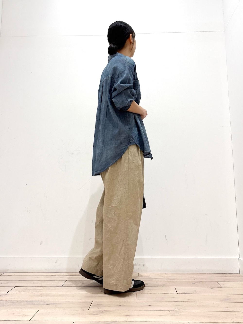 ホワイト系のタンクトップ、ブルー系のシャツ/ブラウス、ベージュ系のその他パンツを着用したレディースの春コーディネートの4枚目の写真