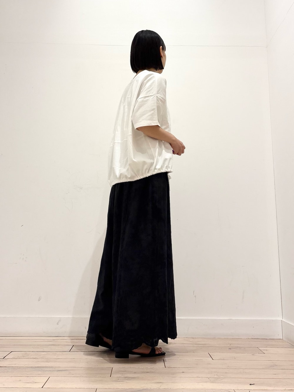 ホワイト系のTシャツ/カットソー、ブラック系のその他パンツ、グレー系のトートバッグを着用したレディースの春コーディネートの3枚目の写真