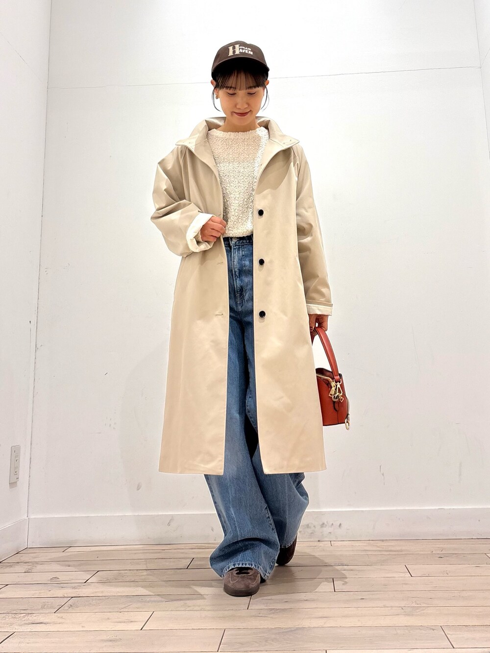 ベージュ系のその他アウター、ホワイト系のTシャツ/カットソー、ブルー系のデニムパンツを着用したレディースの冬コーディネートの2枚目の写真