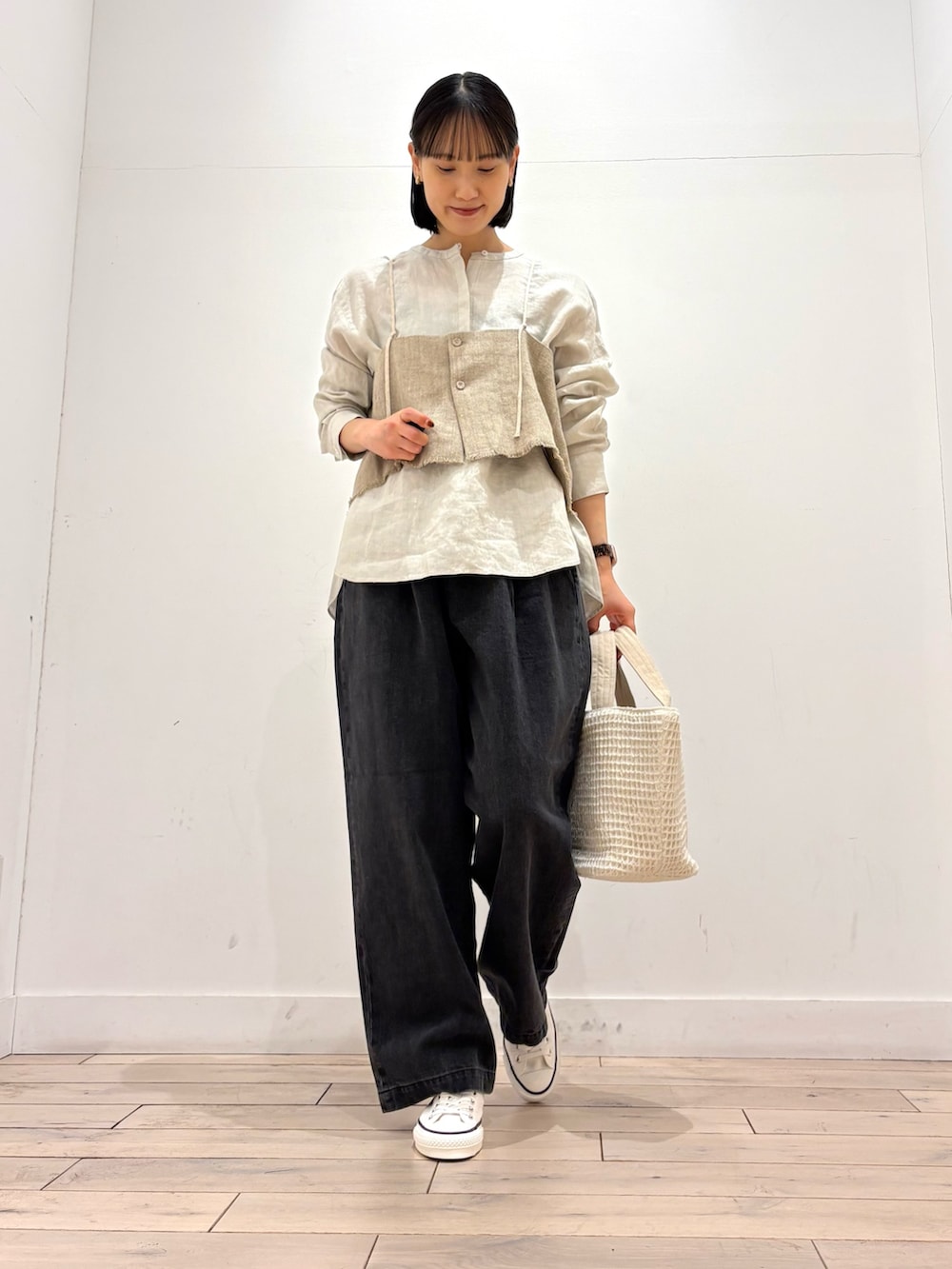 ベージュ系のその他トップス、グレー系のシャツ/ブラウス、ホワイト系のトートバッグを着用したレディースの春コーディネートの3枚目の写真