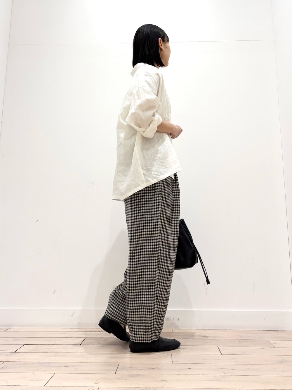 ホワイト系のタンクトップ、ホワイト系のシャツ/ブラウス、ブラック系のショルダーバッグを着用したレディースの春コーディネートの5枚目の写真