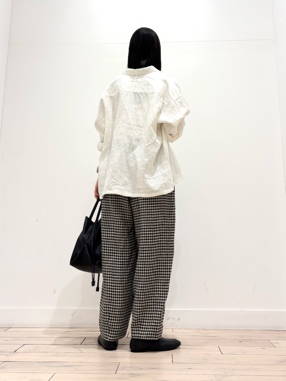 ホワイト系のタンクトップ、ホワイト系のシャツ/ブラウス、ブラック系のショルダーバッグを着用したレディースの春コーディネートの6枚目の写真