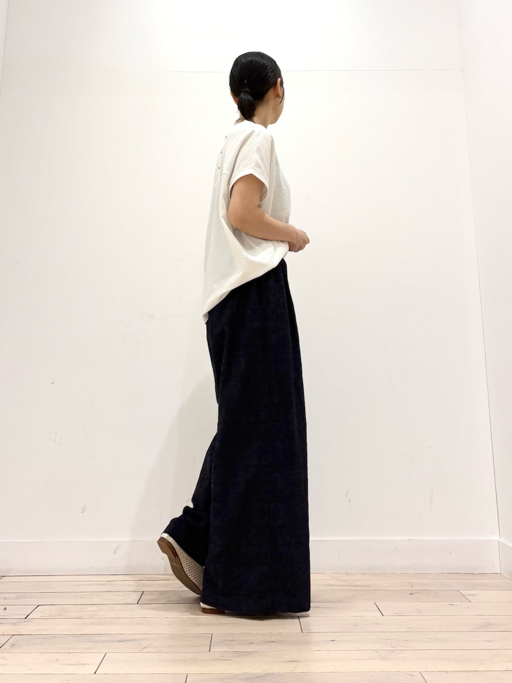 ホワイト系のTシャツ/カットソー、ブルー系のその他パンツ、ブラック系のショルダーバッグを着用したレディースの夏コーディネートの3枚目の写真