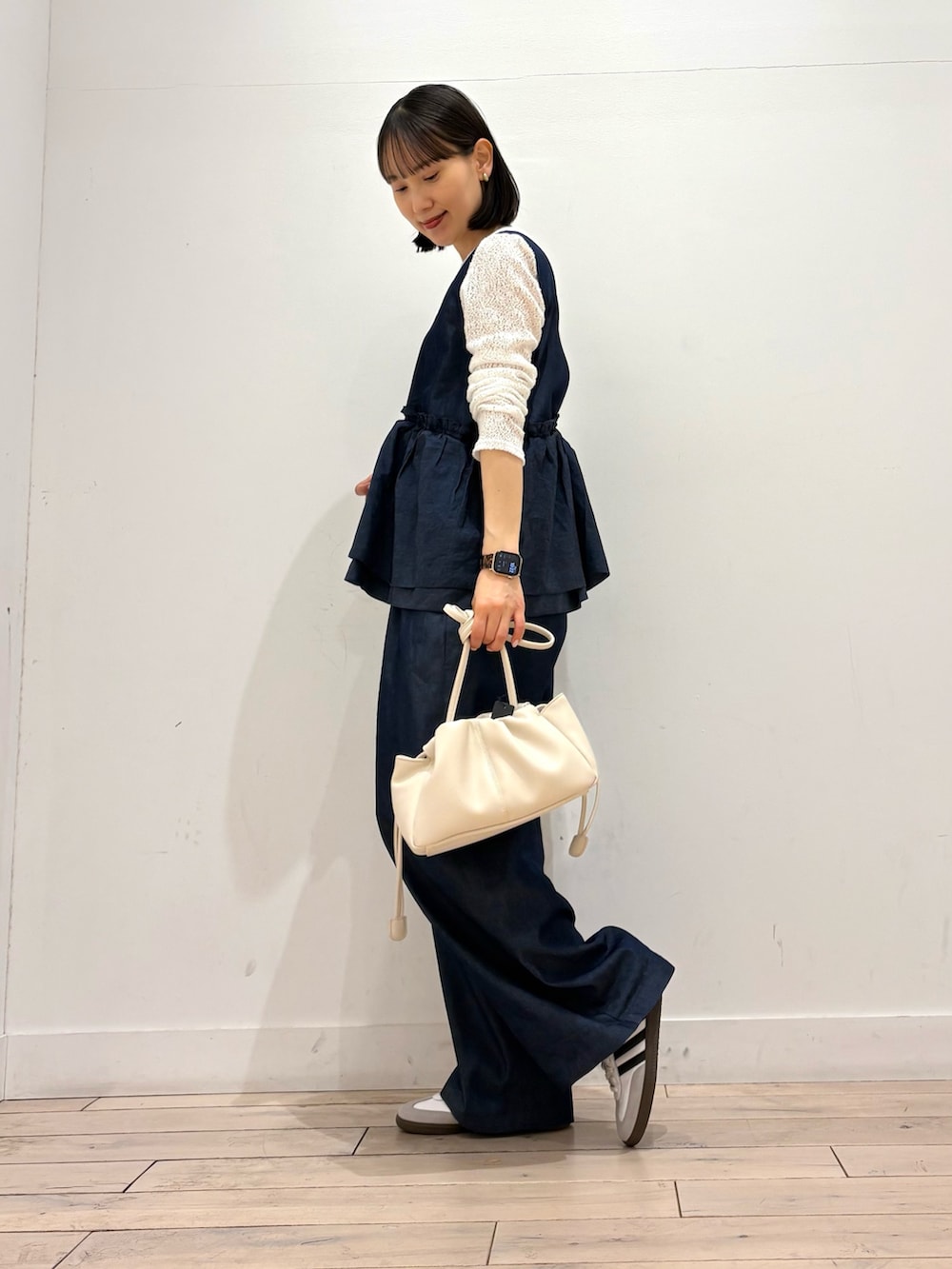 ホワイト系のTシャツ/カットソー、ブルー系のサロペット/オーバーオール、ホワイト系のショルダーバッグを着用したレディースの春コーディネートの3枚目の写真