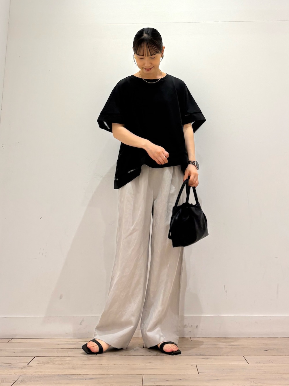 ブラック系のTシャツ/カットソー、ベージュ系のその他パンツ、ブラック系のショルダーバッグを着用したレディースの夏コーディネートの3枚目の写真