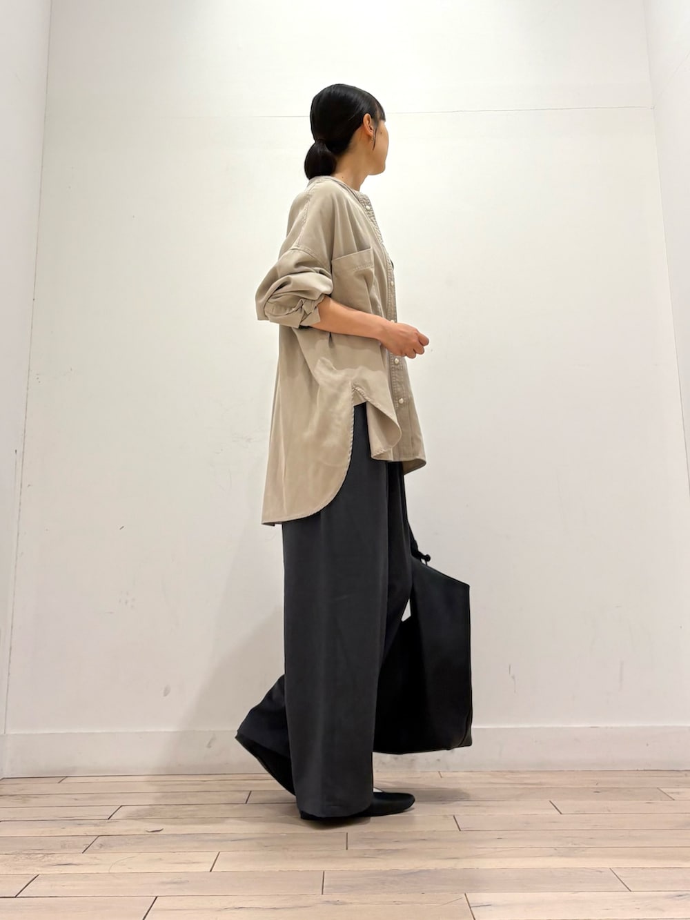 ベージュ系のシャツ/ブラウス、ブラック系のトートバッグ、ブラック系のパンプスを着用したレディースの秋コーディネートの5枚目の写真