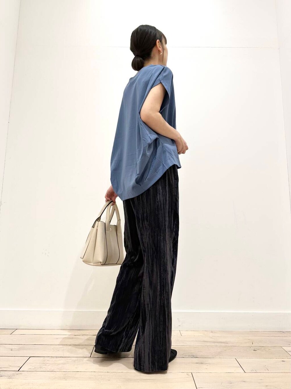 ホワイト系のトートバッグ、ブルー系のTシャツ/カットソー、ブラック系のバレエシューズを着用したレディースの夏コーディネートの3枚目の写真