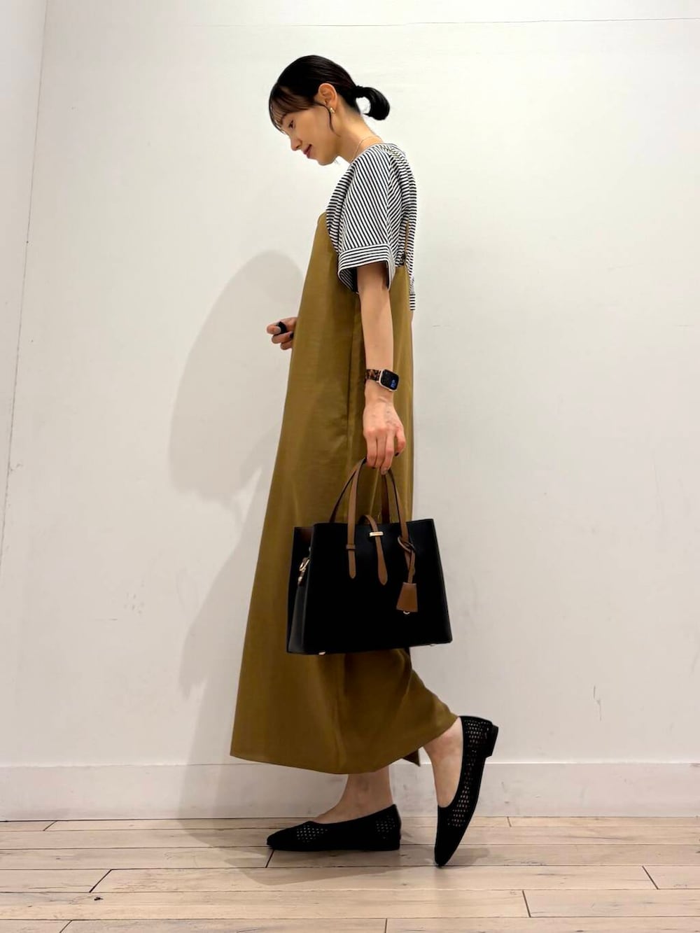 「ワンピース、キャミワンピース、ママコーデ、RODESKO、SMELLY、アーバンリサーチドアーズ、ドアーズ、ストレート×イエベ春、きれいめ派のtシャツコーデ、私が選ぶセールアイテム25ss」|「RODE SKOの『ドラマ着用商品』チャーム付ミドルバッグ『Msize』(トートバッグ、ブラック系)」を使った、amiさん(レディース・160cm)の夏コーディネートの3枚目の写真