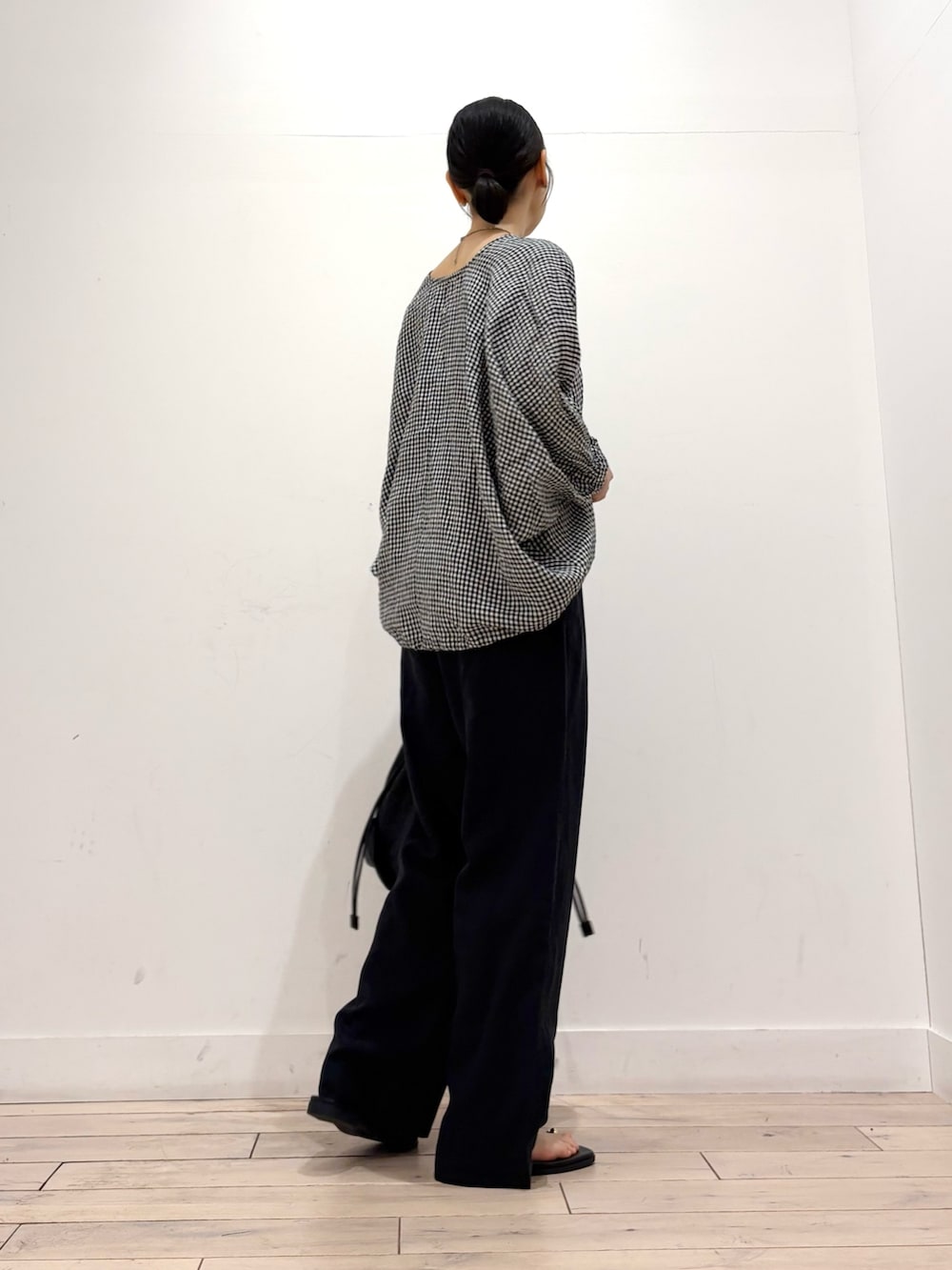その他のシャツ/ブラウス、ブラック系のショルダーバッグ、ブラック系のその他パンツを着用したレディースの夏コーディネートの4枚目の写真