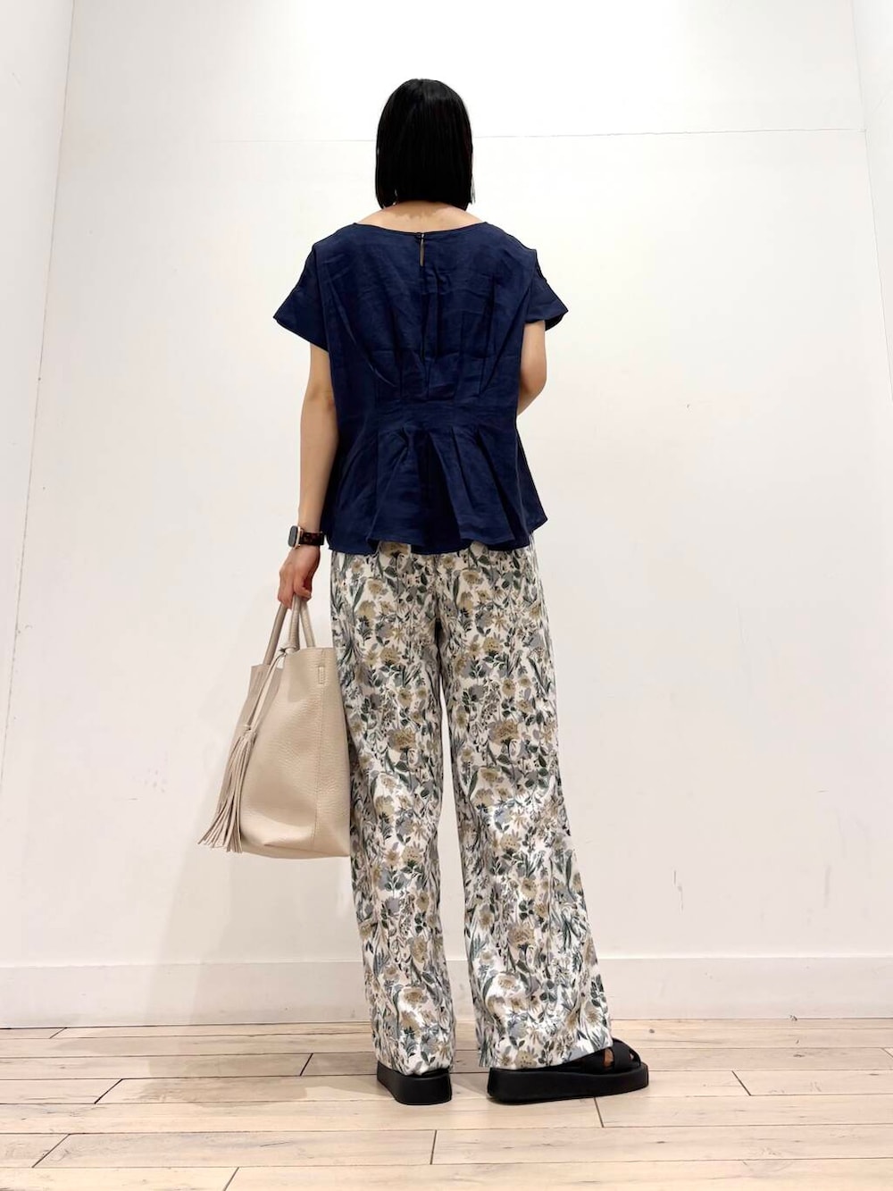 「イージーパンツ、ママコーデ、RODESKO、フラワープリント、SMELLY、アーバンリサーチドアーズ、リネン、ドアーズ、ストレート×イエベ春、夏カラーコーデ、夏の涼しげパンツコーデ、万能ブラウスコーデ」｜「SMELLYのSMELLY so’　grain necklace（ネックレス、シルバー系）」を使った、amiさん（レディース・160cm）の夏コーディネートの5枚目の写真