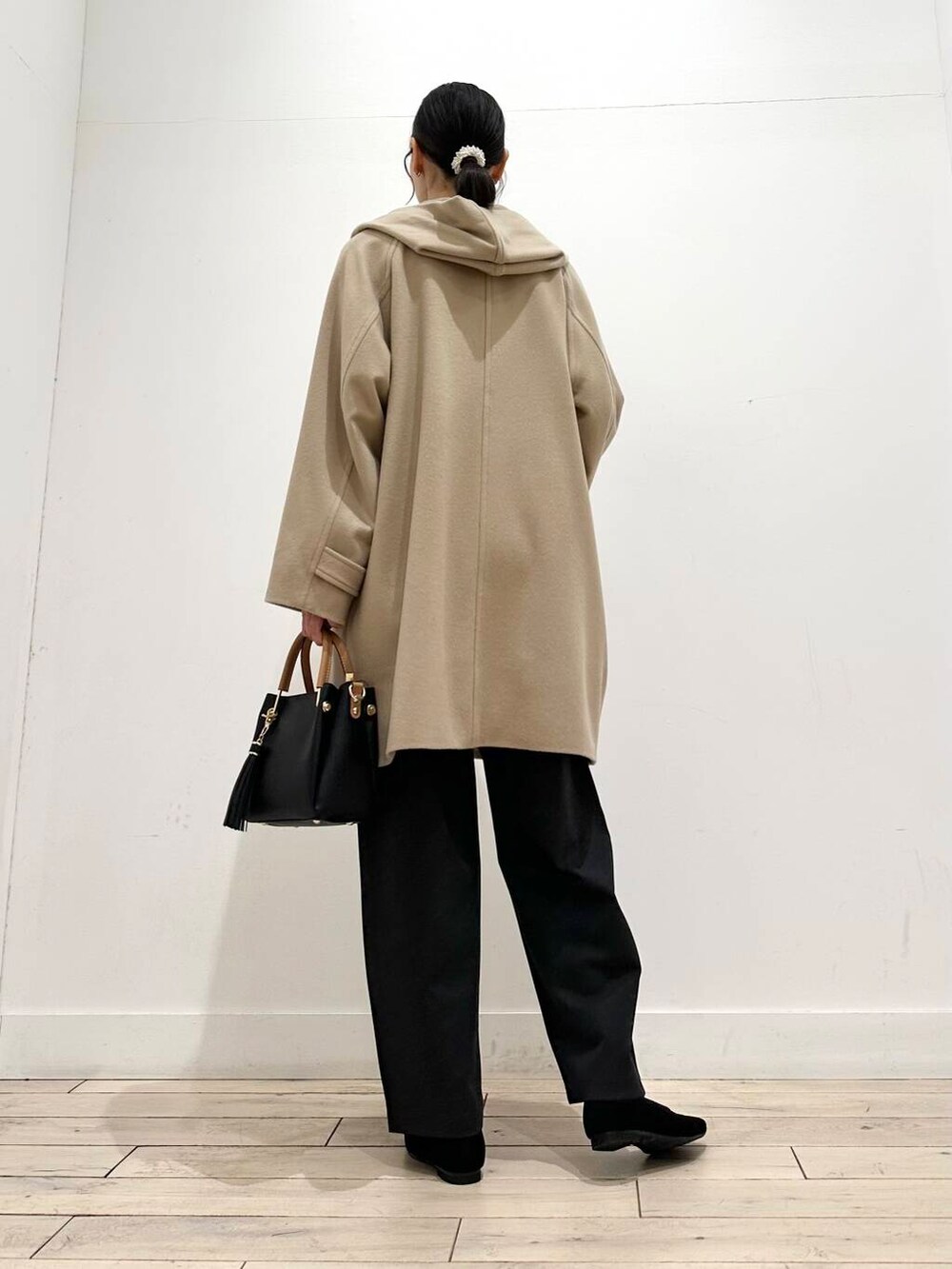 ブラック系のトートバッグ、ブラック系のバレエシューズ、グレー系のその他パンツを着用したレディースの冬コーディネートの7枚目の写真