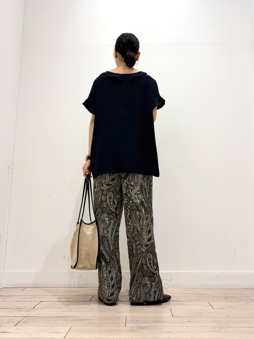 ブルー系のシャツ/ブラウス、ブラウン系のその他パンツ、ベージュ系のトートバッグを着用したレディースの夏コーディネートの4枚目の写真