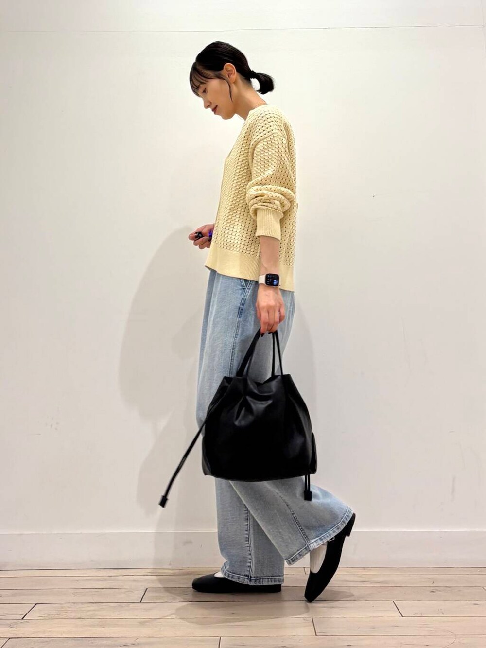 ブルー系のデニムパンツ、グリーン系のその他アウター、ブラック系のパンプスを着用したレディースの春コーディネートの3枚目の写真