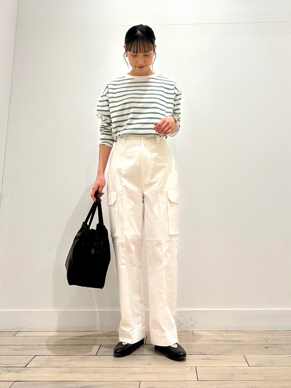 ホワイト系のその他パンツ、グレー系のノーカラージャケット、ブラック系のパンプスを着用したレディースの春コーディネートの2枚目の写真