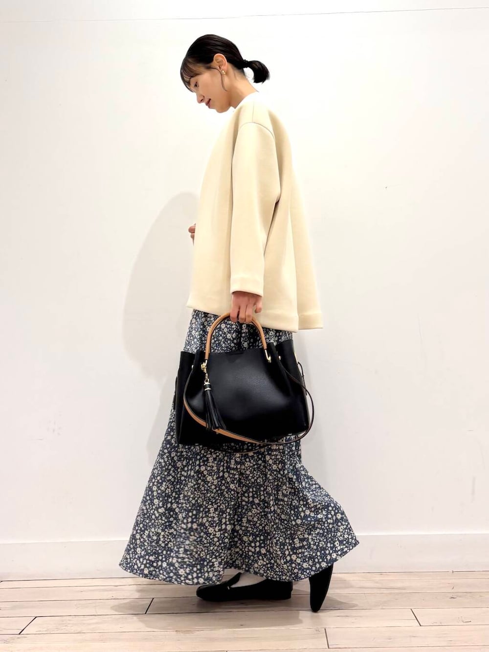 ブラック系のローファー、ブラック系のトートバッグ、ホワイト系のノーカラージャケットを着用したレディースの春コーディネートの4枚目の写真