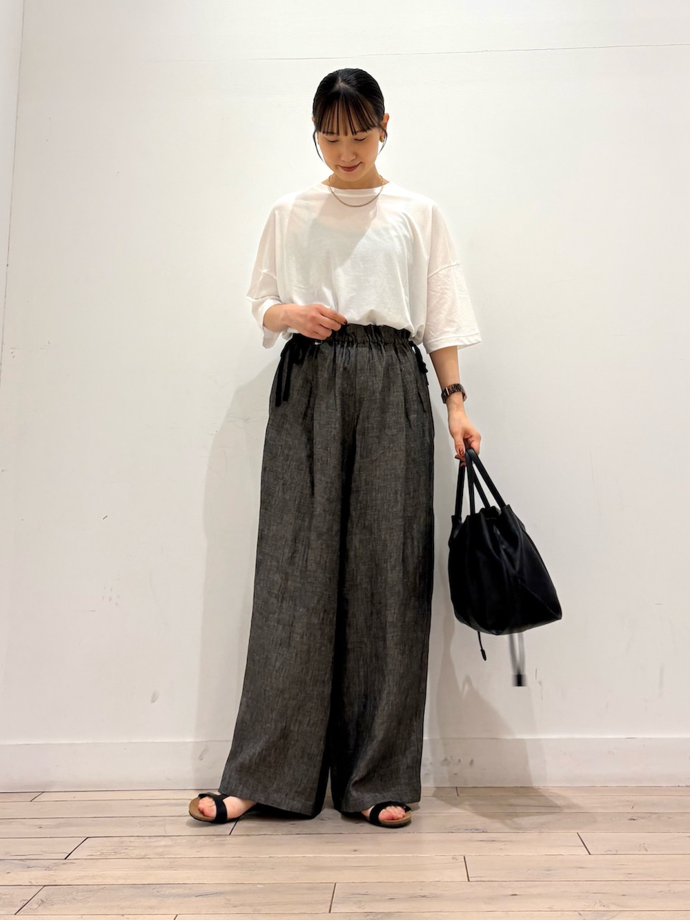ブラック系のその他パンツ、ブラック系のショルダーバッグ、ブラック系のサンダルを着用したレディースの夏コーディネートの4枚目の写真