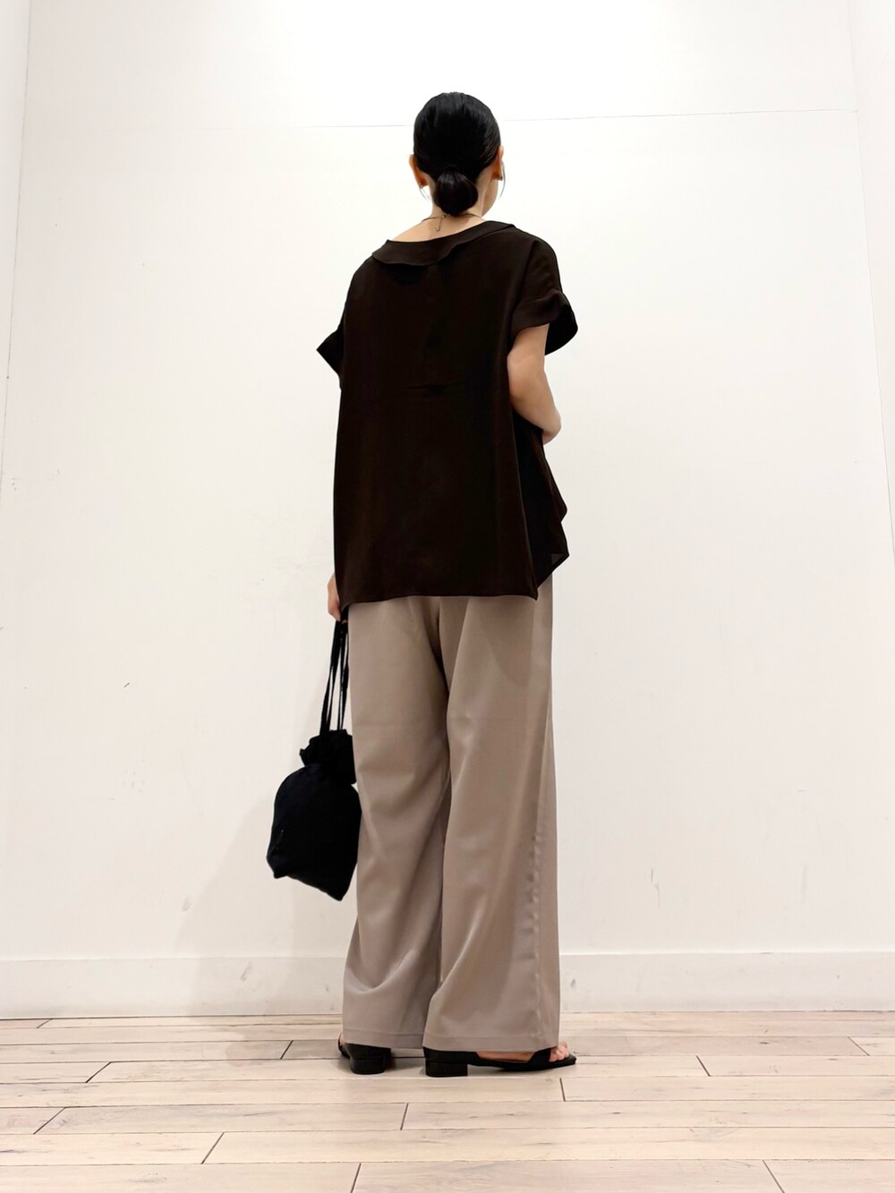 ベージュ系のその他パンツ、ブラック系のショルダーバッグ、ブラック系のサンダルを着用したレディースの夏コーディネートの5枚目の写真