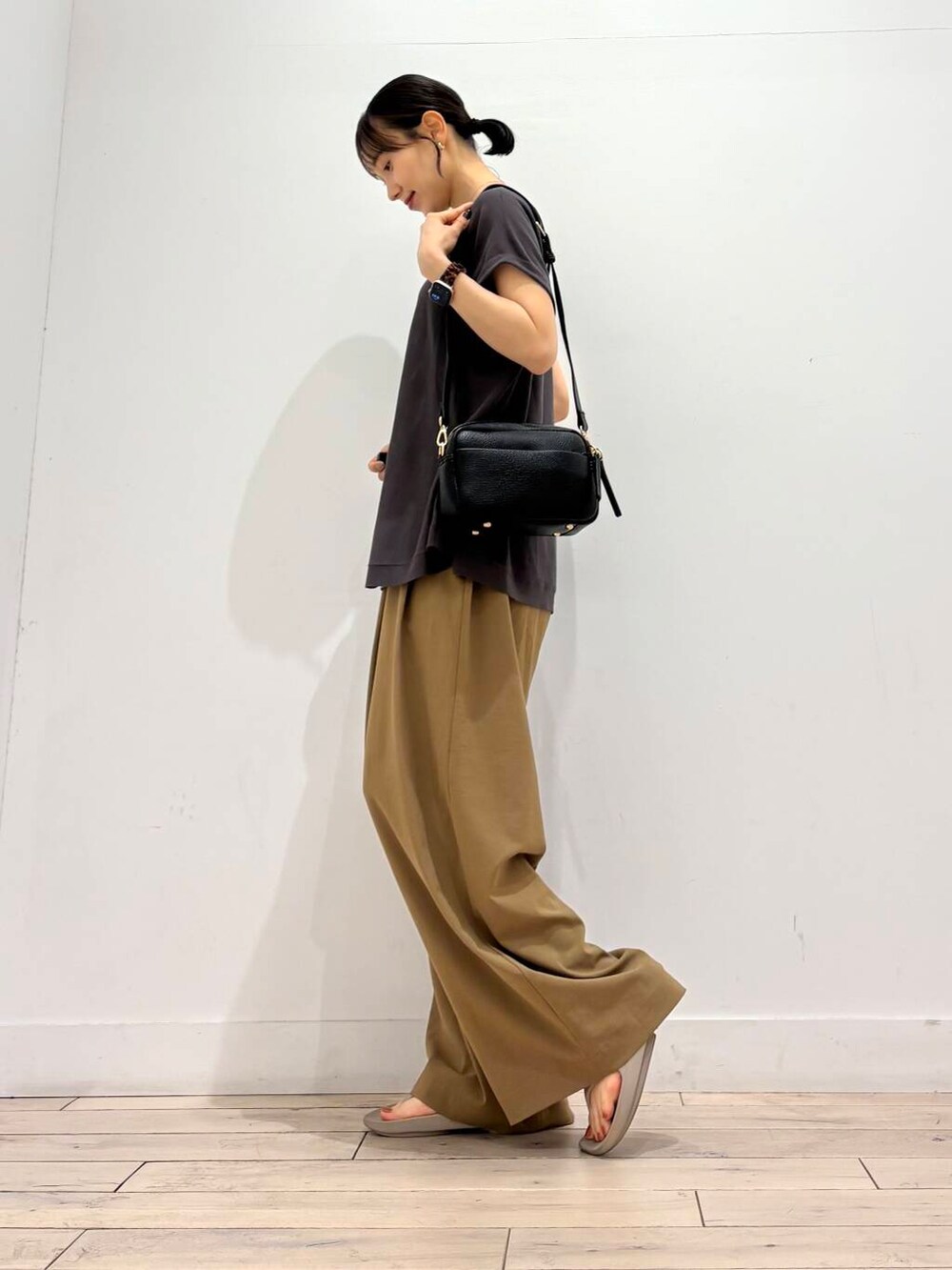 ブラック系のショルダーバッグ、ベージュ系のサンダル、ベージュ系のその他パンツを着用したレディースの夏コーディネートの4枚目の写真