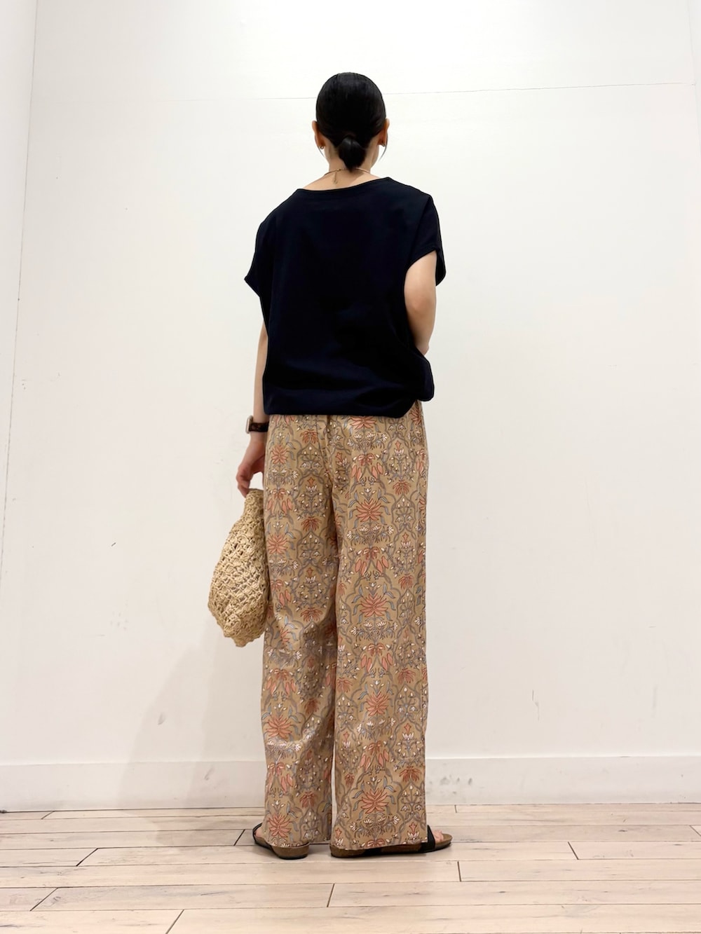ブルー系のTシャツ/カットソー、ベージュ系のハンドバッグ、ベージュ系のその他パンツを着用したレディースの夏コーディネートの4枚目の写真