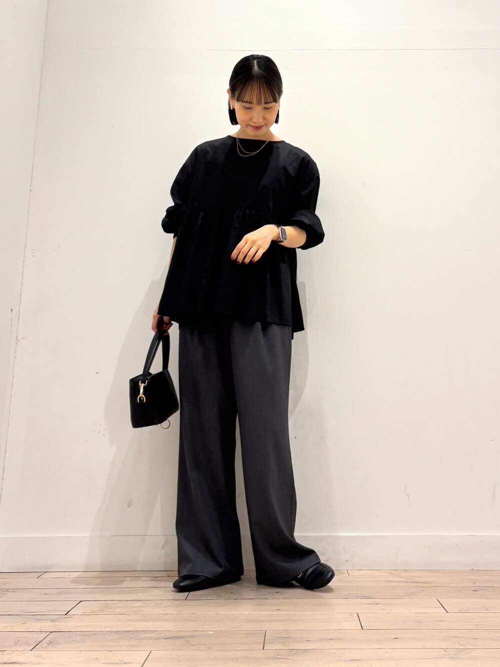 ブラック系のシャツ/ブラウス、グレー系のその他パンツ、ブラック系のショルダーバッグを着用したレディースの秋コーディネートの2枚目の写真