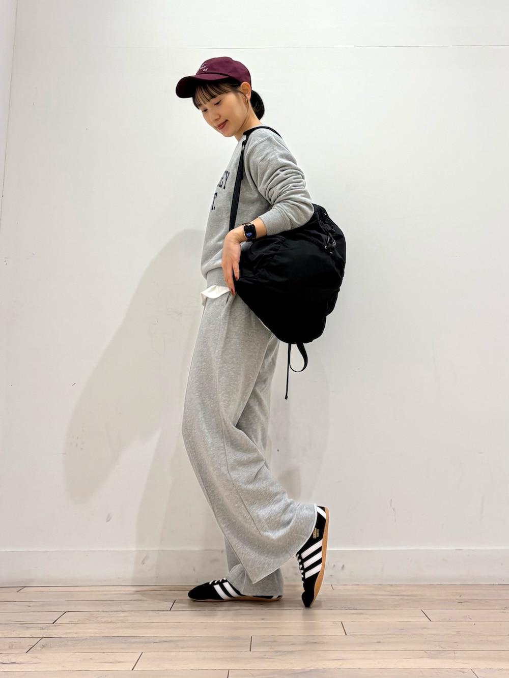 グレー系のスウェット、グレー系のその他パンツ、ブラック系のバックパック/リュックを着用したレディースの秋コーディネートの3枚目の写真