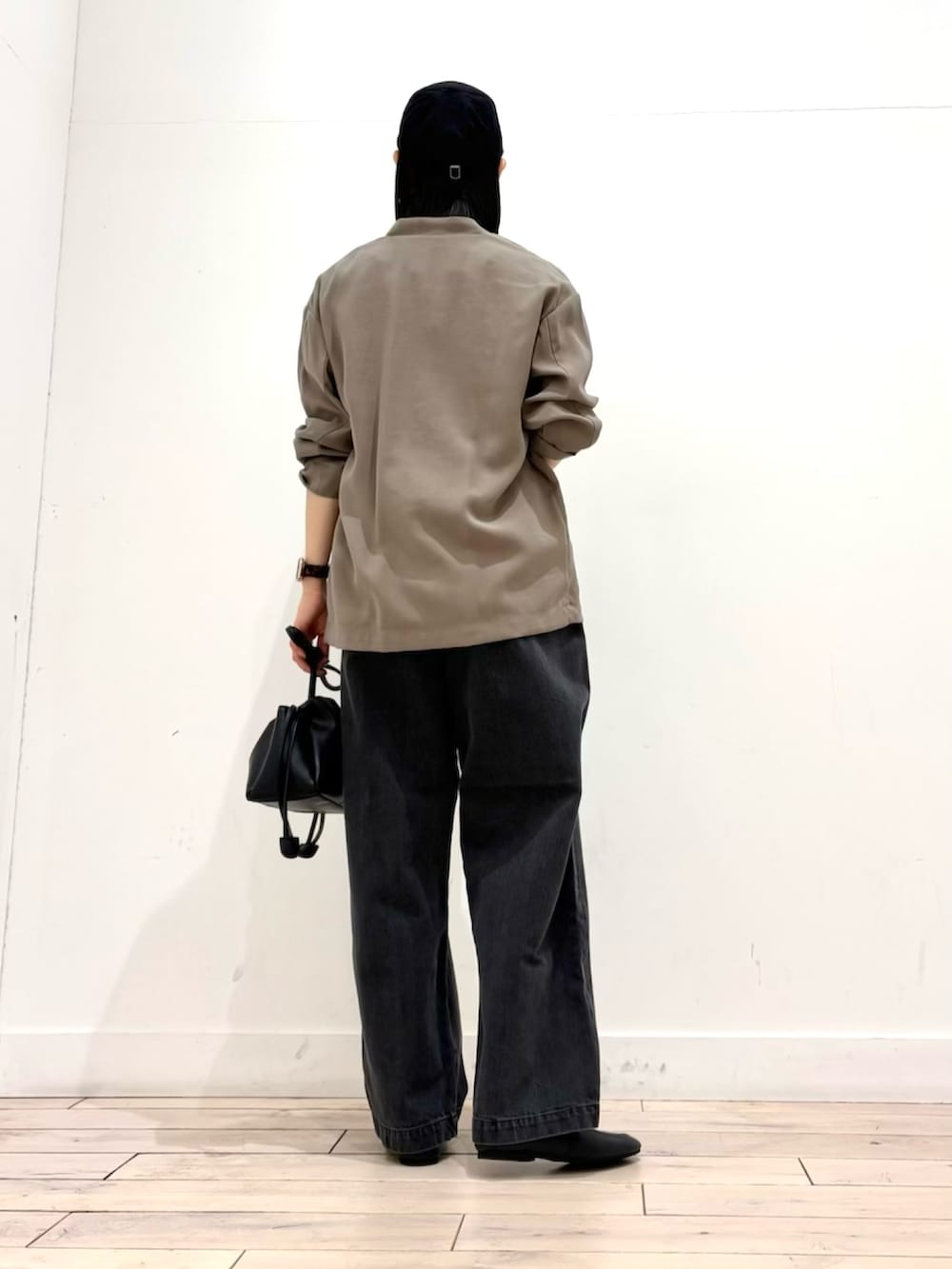 ホワイト系のTシャツ/カットソー、ブラック系のデニムパンツ、ブラック系のショルダーバッグを着用したレディースの春コーディネートの3枚目の写真