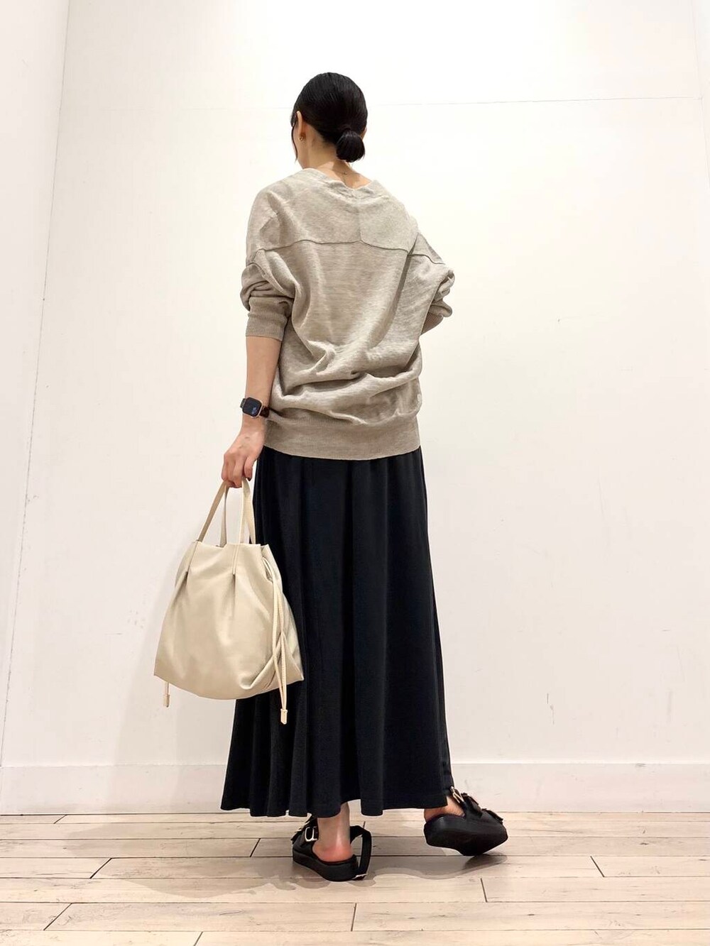 ベージュ系のカーディガン/ボレロ、ホワイト系のタンクトップ、ブラック系のサンダルを着用したレディースの夏コーディネートの3枚目の写真