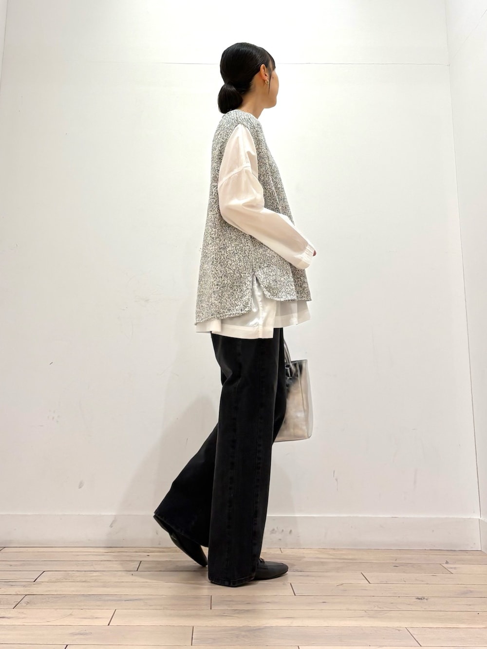 ホワイト系のシャツ/ブラウス、ブラック系のデニムパンツ、シルバー系のトートバッグを着用したレディースの秋コーディネートの5枚目の写真