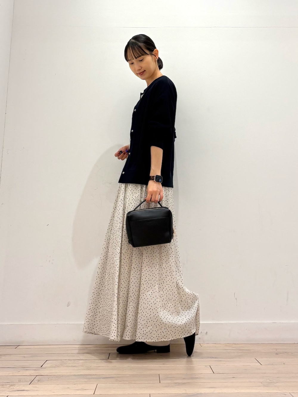 ブルー系のカーディガン/ボレロ、グレー系のタンクトップ、ブラック系のその他シューズを着用したレディースの秋コーディネートの3枚目の写真