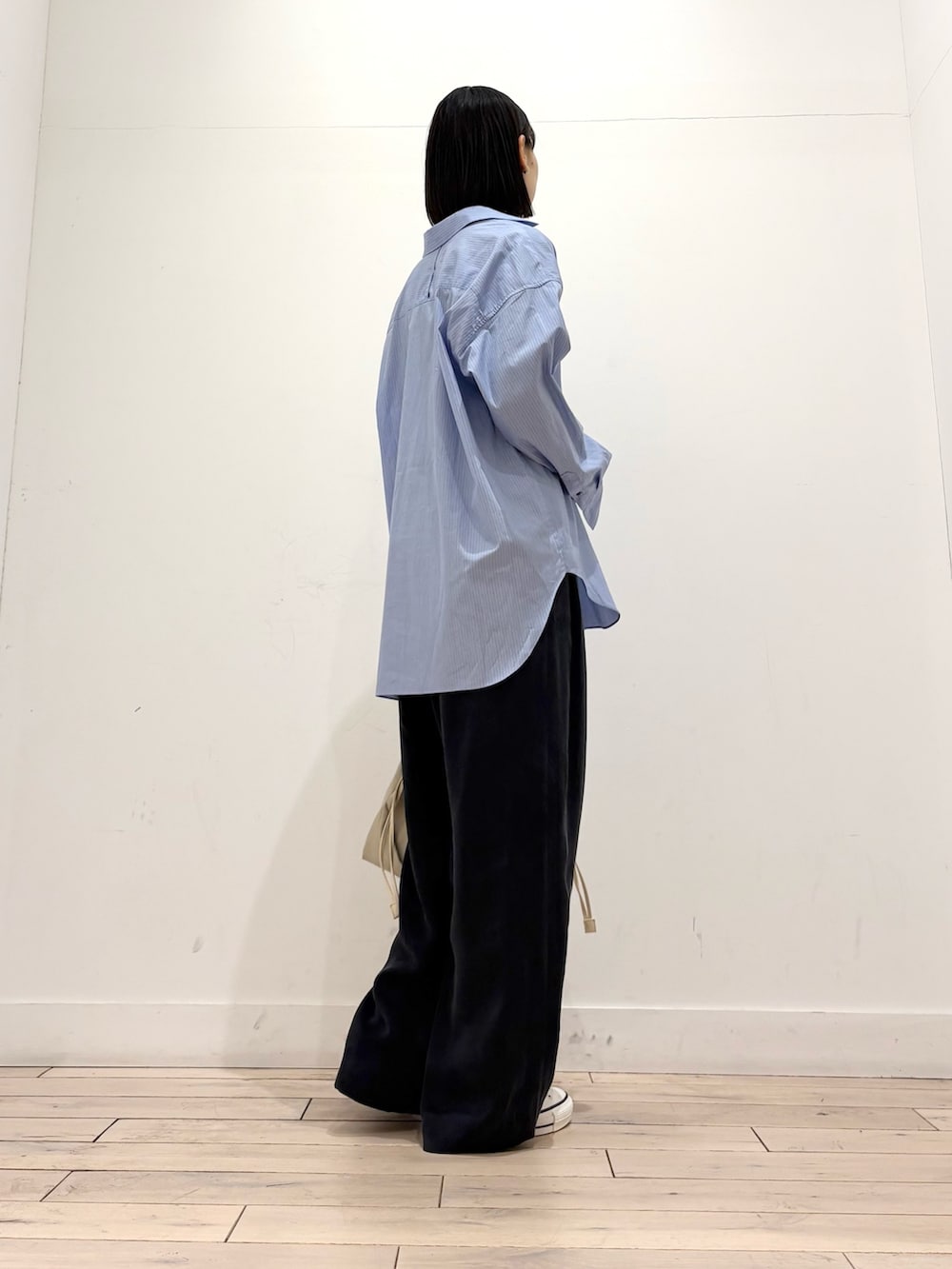 ブルー系のシャツ/ブラウス、ブルー系のその他パンツ、ホワイト系のショルダーバッグを着用したレディースの冬コーディネートの4枚目の写真