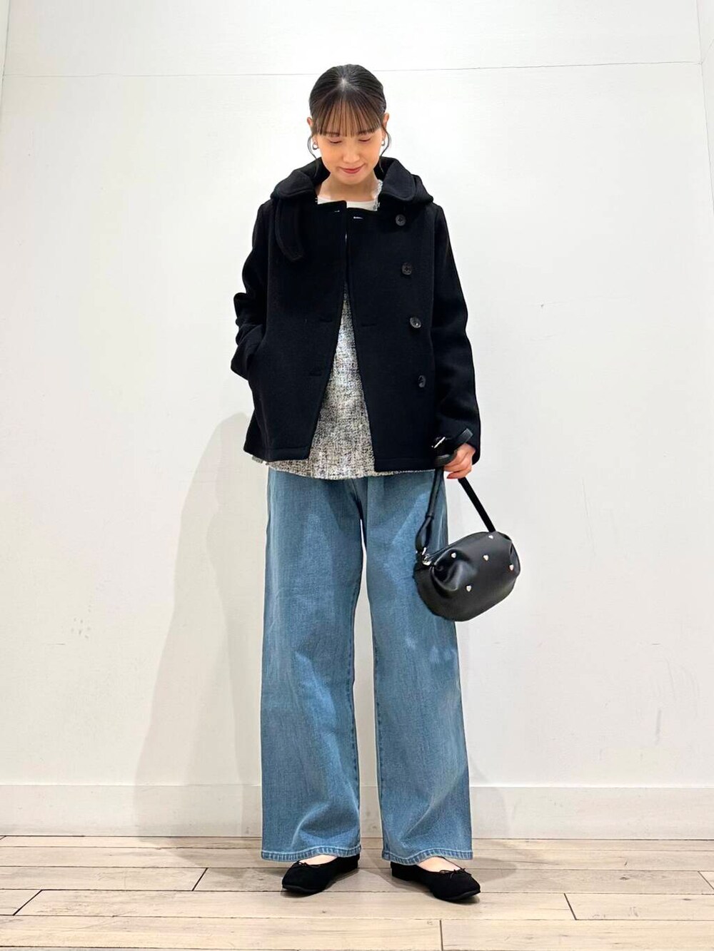 ブラック系のその他アウター、ブラック系のバレエシューズ、ホワイト系のTシャツ/カットソーを着用したレディースの冬コーディネートの5枚目の写真