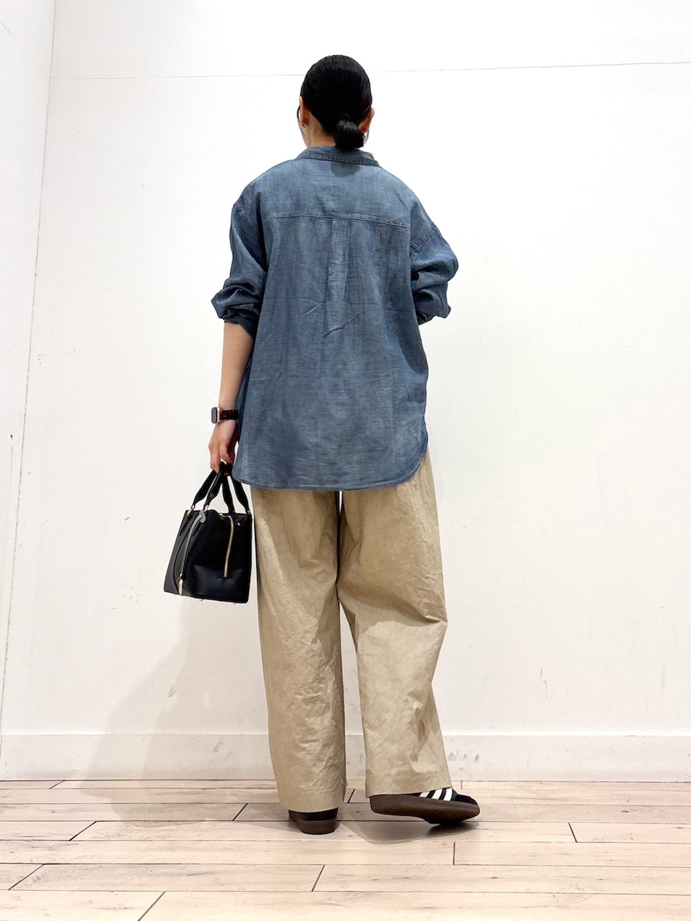 ホワイト系のタンクトップ、ブルー系のシャツ/ブラウス、ベージュ系のその他パンツを着用したレディースの春コーディネートの5枚目の写真