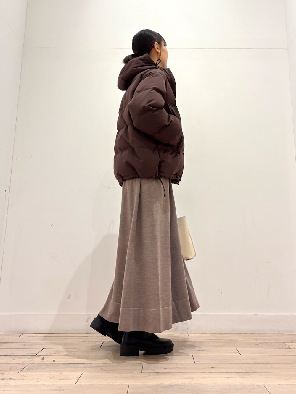 ブラウン系のその他アウター、ブラウン系のワンピース、ホワイト系のトートバッグを着用したレディースの秋コーディネートの4枚目の写真