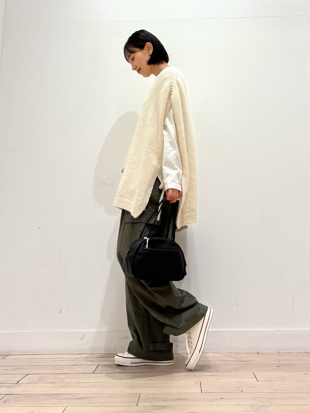 ホワイト系のニット/セーター、ホワイト系のTシャツ/カットソー、グリーン系のその他パンツを着用したレディースの秋コーディネートの2枚目の写真