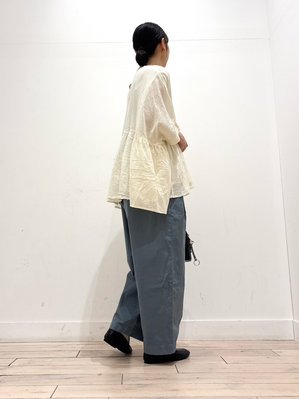 ホワイト系のTシャツ/カットソー、ブルー系のその他パンツ、ブラック系のショルダーバッグを着用したレディースの春コーディネートの4枚目の写真