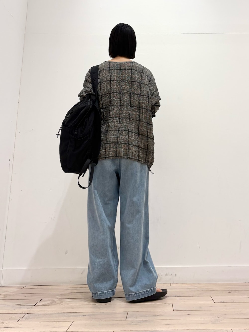 ブラック系のシャツ/ブラウス、ブルー系のデニムパンツ、ブラック系のサンダルを着用したレディースの春コーディネートの5枚目の写真