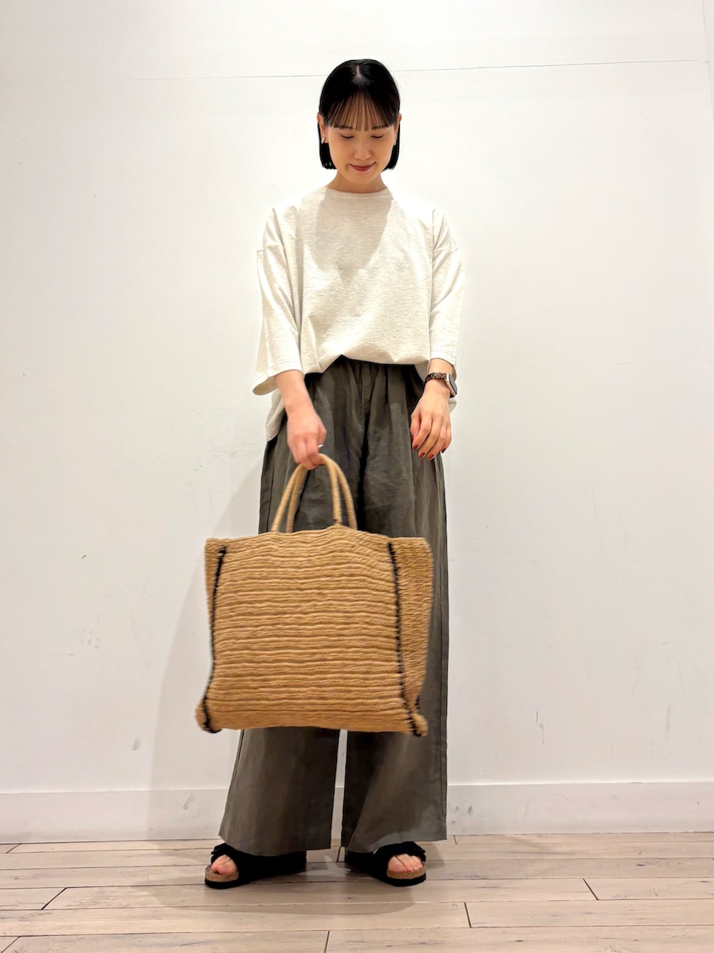 グレー系のTシャツ/カットソー、ベージュ系のその他パンツ、ベージュ系のトートバッグを着用したレディースの夏コーディネートの3枚目の写真