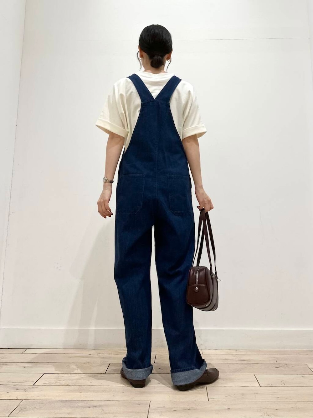 ブラウン系のローファー、ホワイト系のTシャツ/カットソー、グリーン系のブルゾンを着用したレディースの秋コーディネートの3枚目の写真