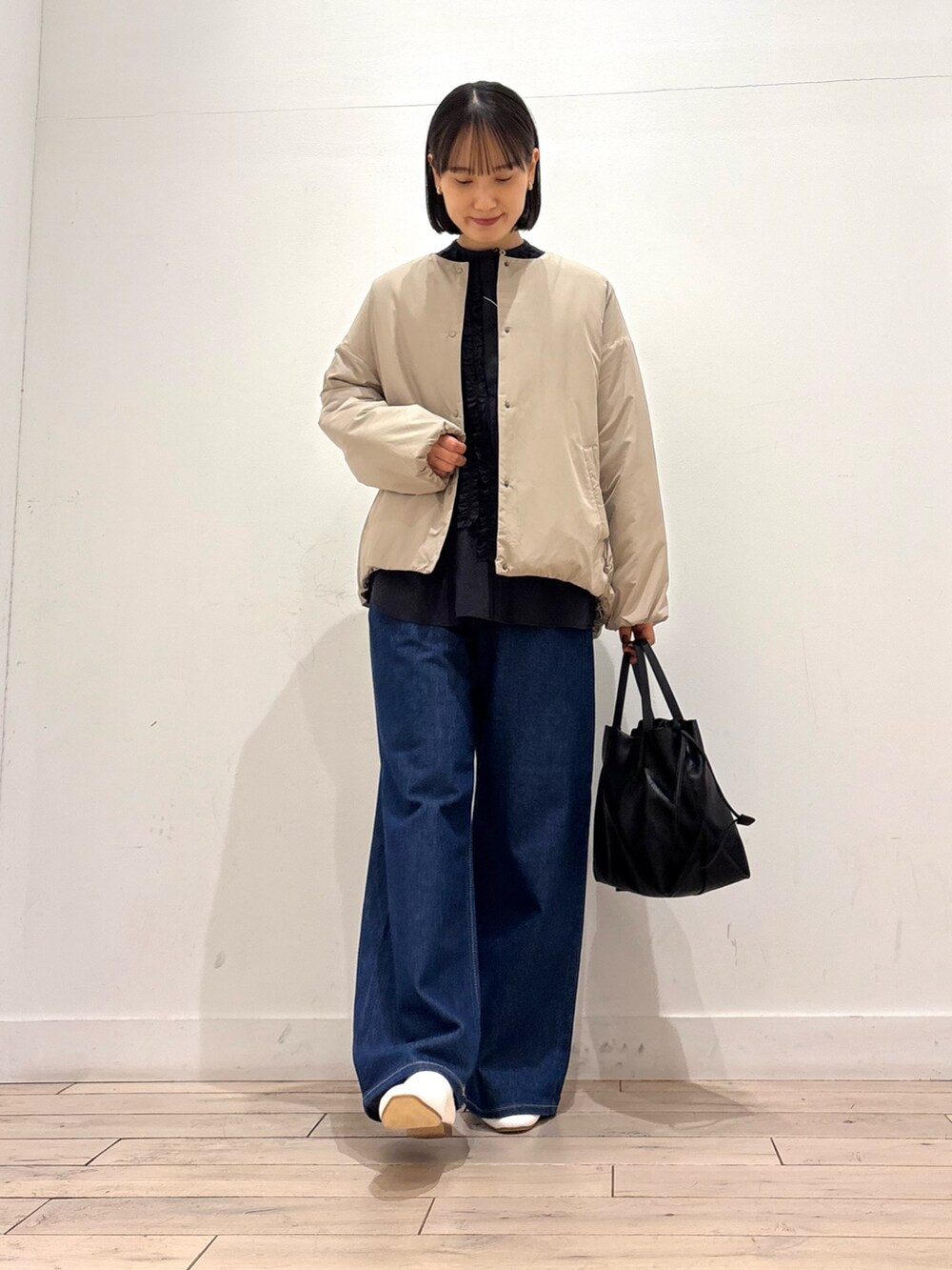 ブルー系のシャツ/ブラウス、ベージュ系のブルゾン、ブルー系のデニムパンツを着用したレディースの冬コーディネートの2枚目の写真