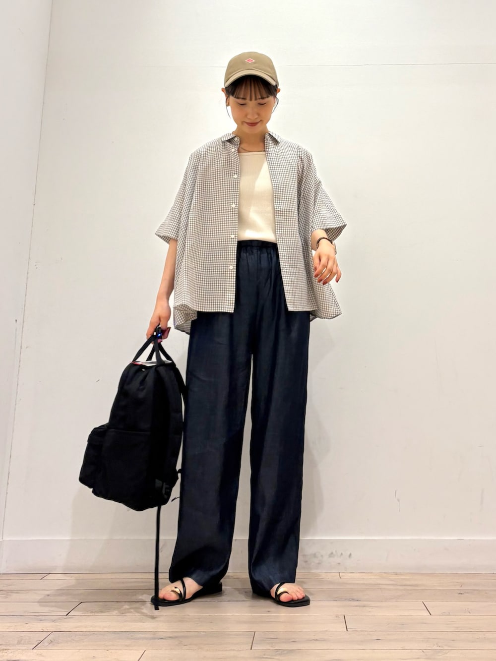 ホワイト系のタンクトップ、ホワイト系のシャツ/ブラウス、ブルー系のデニムパンツを着用したレディースの夏コーディネートの2枚目の写真