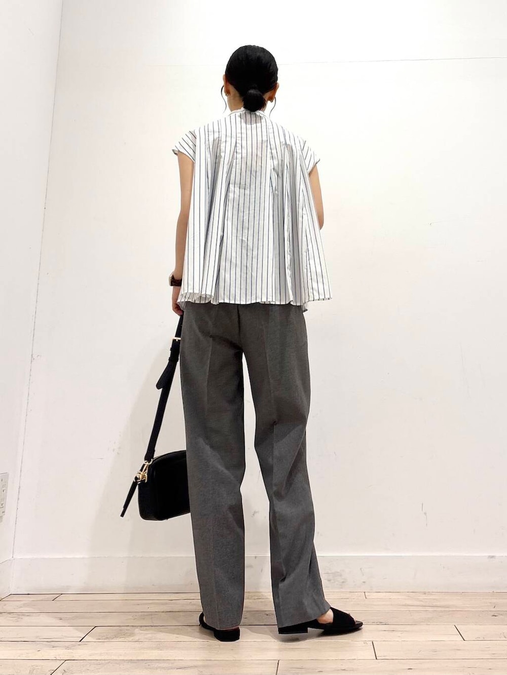 ブラック系のショルダーバッグ、グレー系のその他パンツ、ホワイト系のシャツ/ブラウスを着用したレディースの夏コーディネートの5枚目の写真