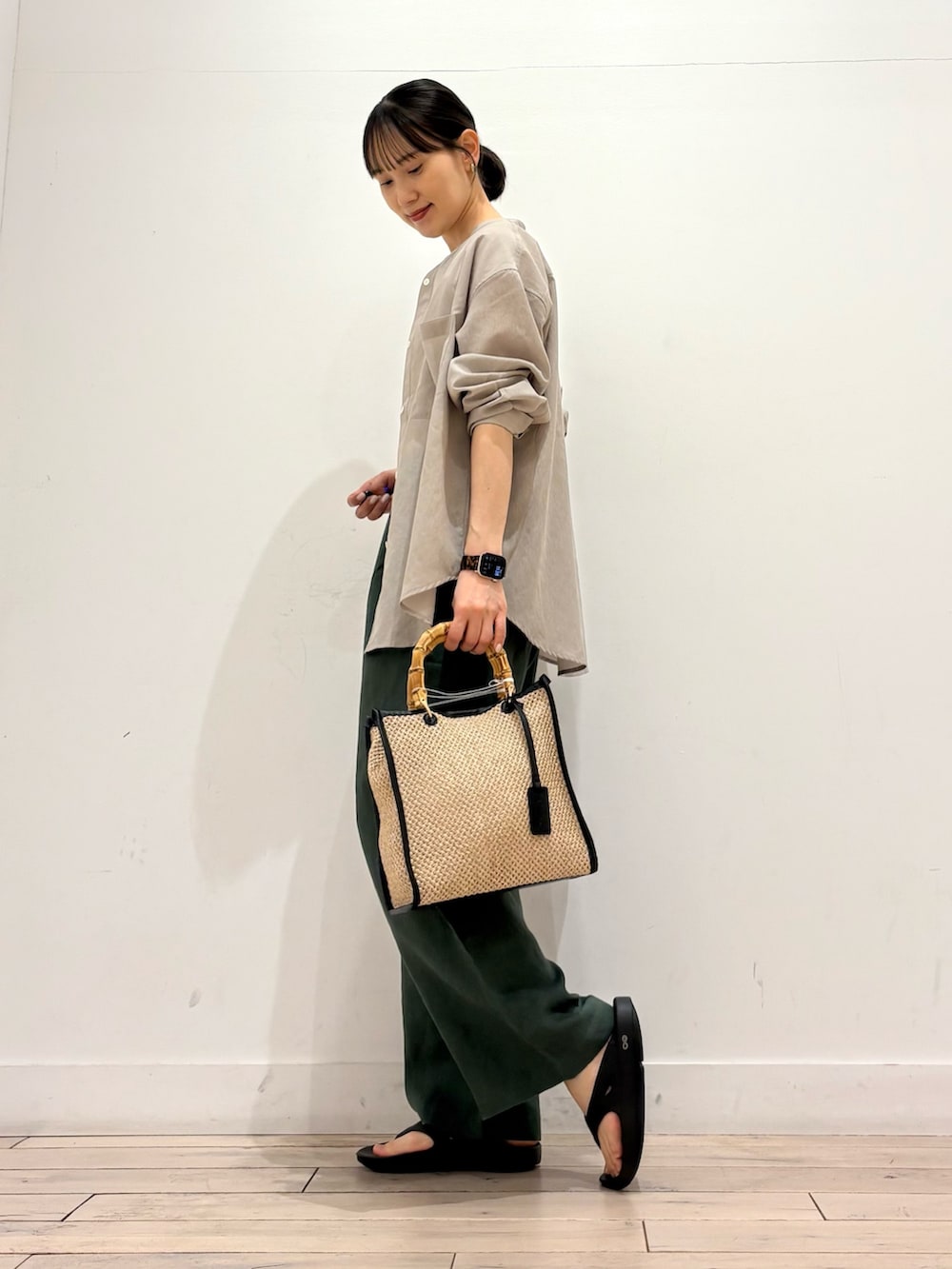 ブラック系のショルダーバッグ、グリーン系のその他パンツ、ブラック系のサンダルを着用したレディースの春コーディネートの3枚目の写真